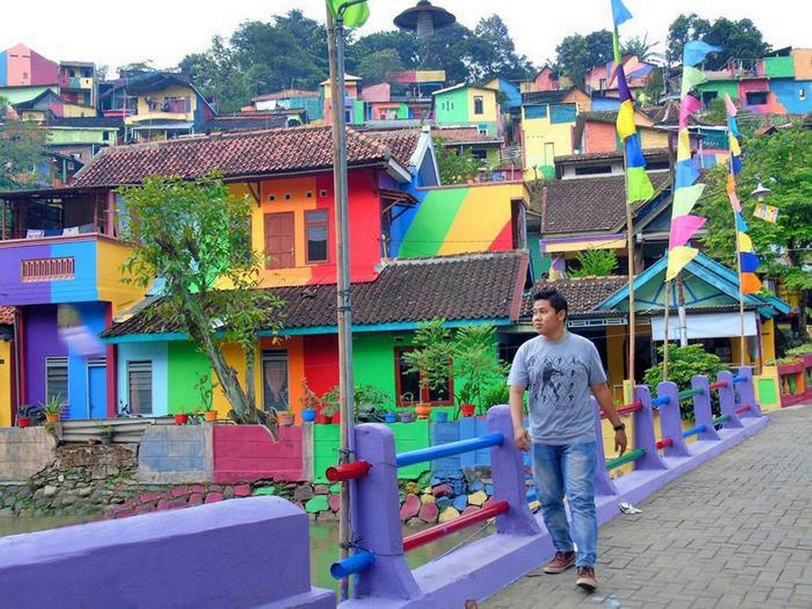 Ngôi làng cầu vồng khiến dân "sống ảo" chao đảo ở Indonesia