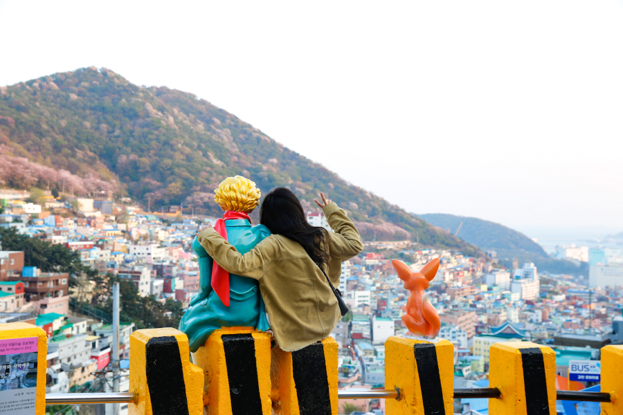 Làng văn hóa Gamcheon còn sở hữu nhiều công trình nghệ thuật và tượng điêu khắc độc đáo
