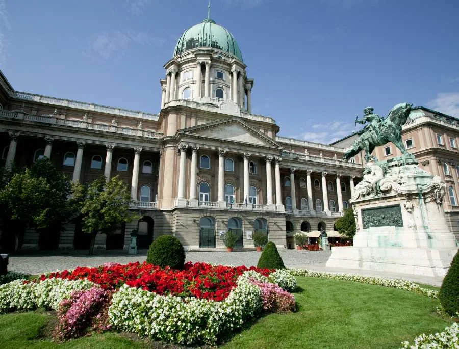 Từ ban công của cung điện, bạn có thể ngắm nhìn toàn cảnh Budapest xinh đẹp