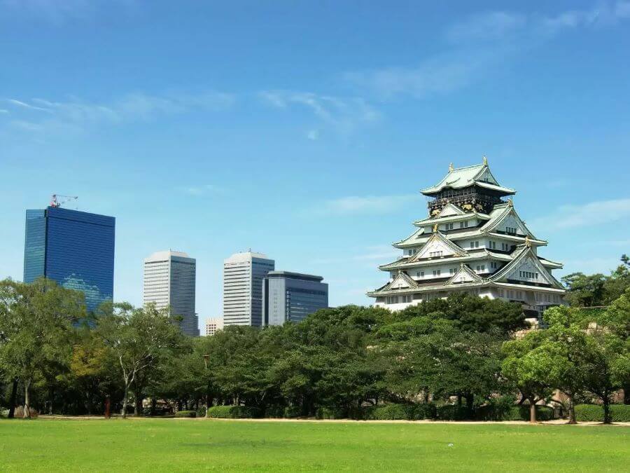 Công viên Thành Osaka là một không gian xanh rộng lớn bao quanh Lâu đài Osaka