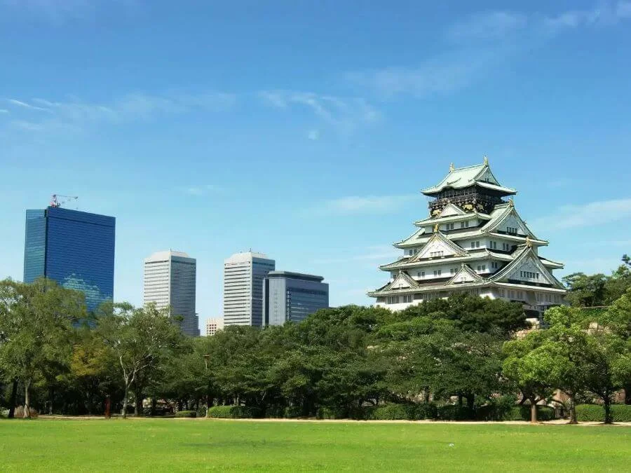 Công viên Thành Osaka là một không gian xanh rộng lớn bao quanh Lâu đài Osaka