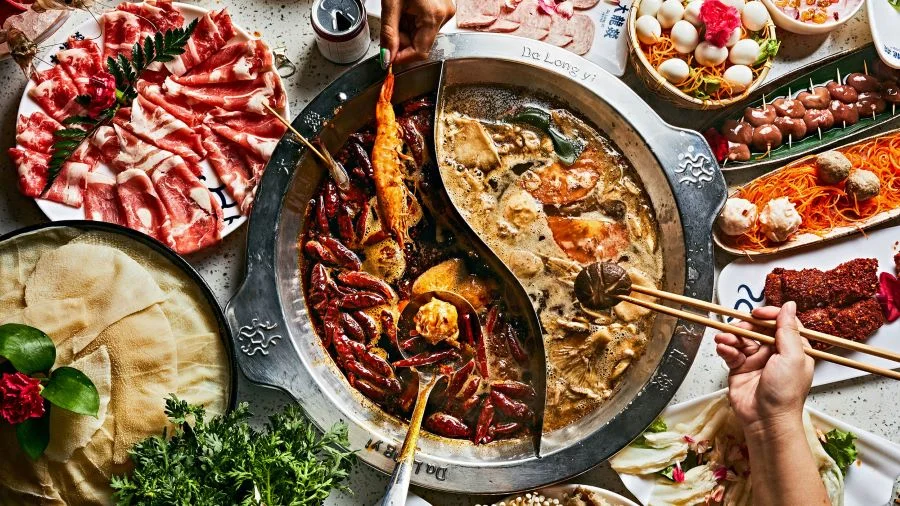 Điểm đặc biệt tạo nên sức hút của lẩu Tứ Xuyên chính là sự hòa quyện hoàn hảo giữa vị cay nồng và vị tê đặc trưng