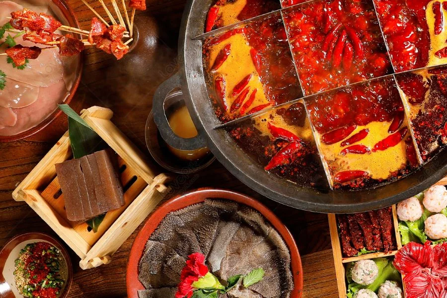 Lẩu Tứ Xuyên, hay còn được gọi là Ma La Huo Guo (麻辣火锅), là một món ăn truyền thống nổi tiếng của vùng Tứ Xuyên