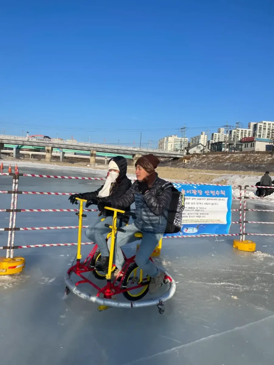 Một trong những hoạt động hấp dẫn nhất tại lễ hội câu cá Pyeongchang chính là trải nghiệm đi xe đạp trên băng