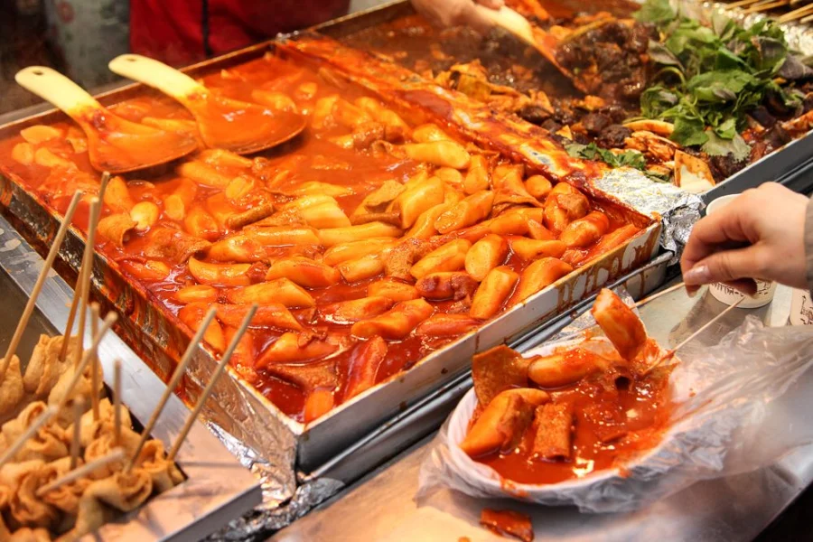 Lễ hội Câu cá trên băng Sancheoneo Hwacheon còn có rất nhiều món ăn đường phố hấp dẫn khác