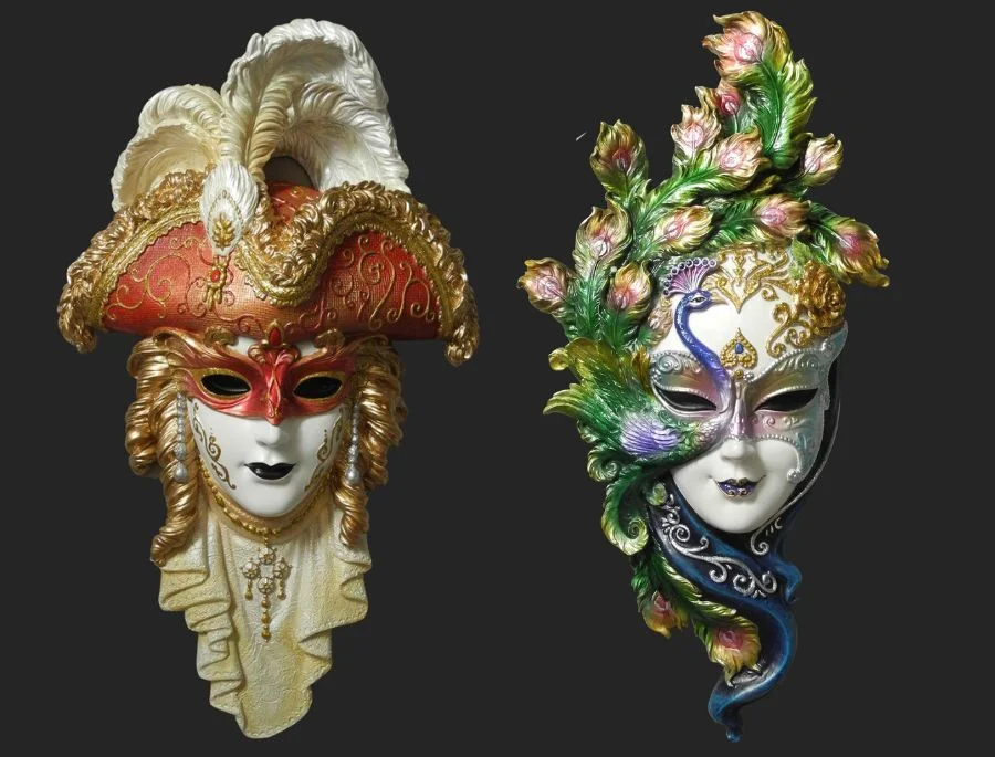 Mặt nạ Venice sở hữu đặc điểm vượt trội là các họa tiết được trang trí cầu kỳ