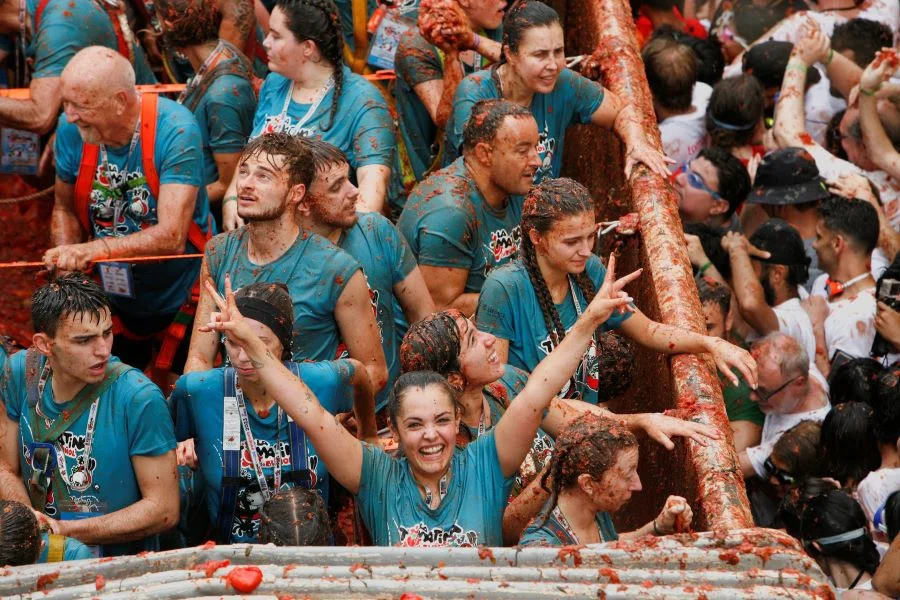 Lễ hội ném cà chua La Tomatina được tổ chức tại thị trấn Brunol ở thành phố Valencia 