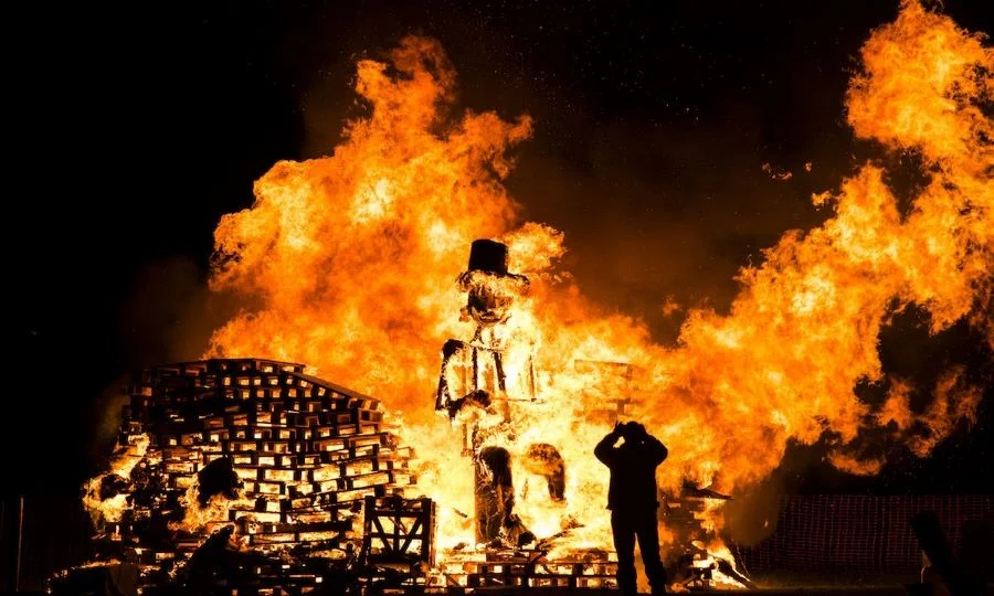 Tại Guy Fawkes Night, mọi người thường đốt pháo, bắn pháo hoa và dựng các đống lửa lớn