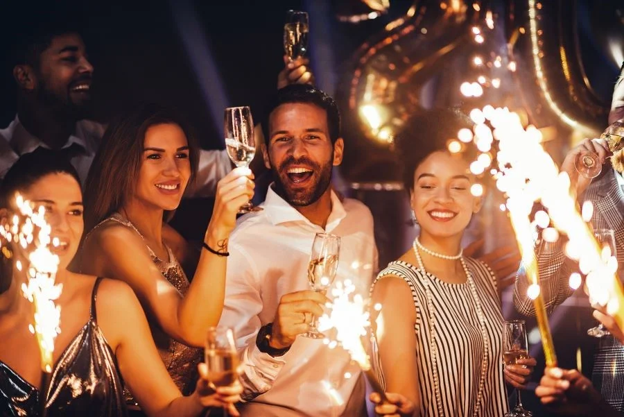 Mọi người cùng nhau nâng cốc chúc mừng một năm mới tốt lành
