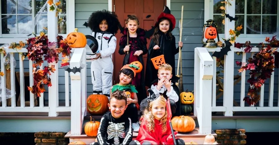 Trẻ con sẽ đến gõ cửa từng nhà để xin bánh kẹo như trong trò Trick or treat