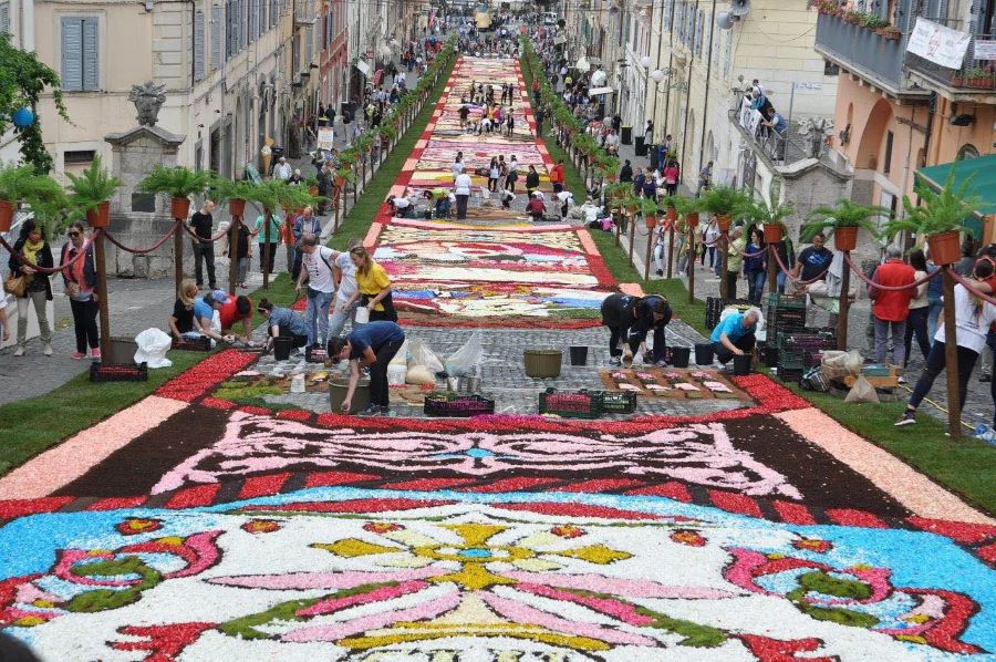 Lễ hội hoa Genzano Infiorata ngập tràn trong hương sắc lãng mạn của vô số các loài hoa
