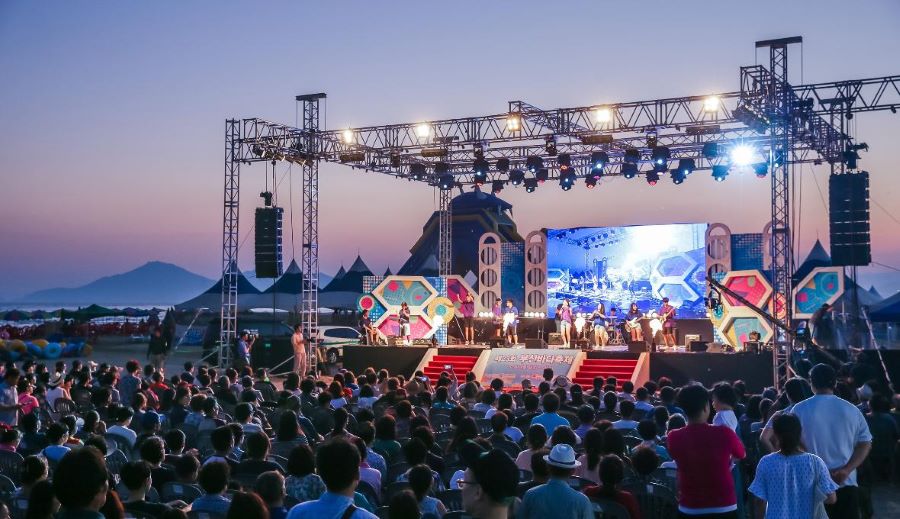 Lễ hội biển Busan thu hút cả khách du lịch lẫn người dân địa phương tham gia