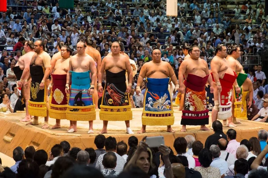 Các võ sĩ Sumo chào khán giả