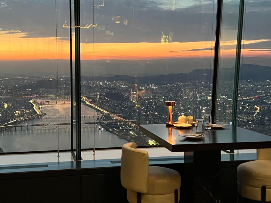 Ẩm thực tại Lotte World Tower không chỉ đa dạng về quốc gia mà còn phong phú về hương vị, khiến nhiều tín đồ yêu thích