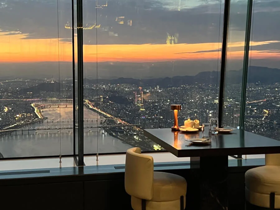 Ẩm thực tại Lotte World Tower không chỉ đa dạng về quốc gia mà còn phong phú về hương vị, khiến nhiều tín đồ yêu thích