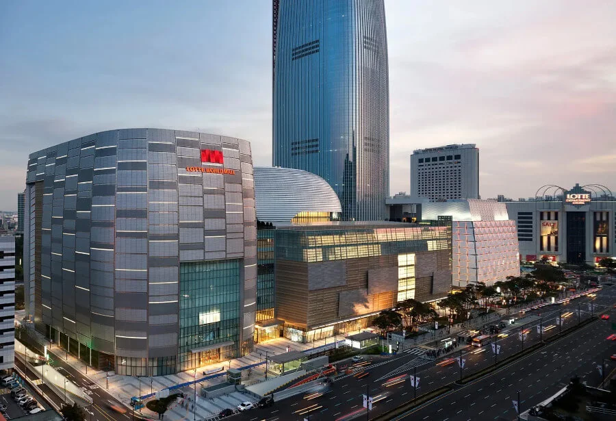 Đến với Lotte World Tower, bạn sẽ được đắm mình trong không gian mua sắm đẳng cấp thế giới