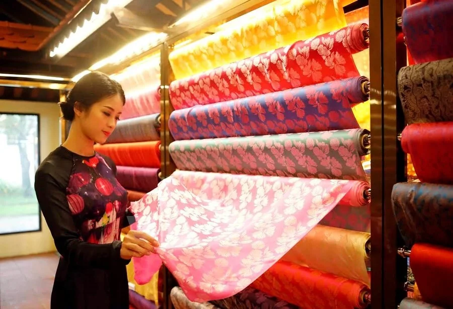 Du khách có thể dễ dàng tìm được những tấm lụa yêu thích của mình