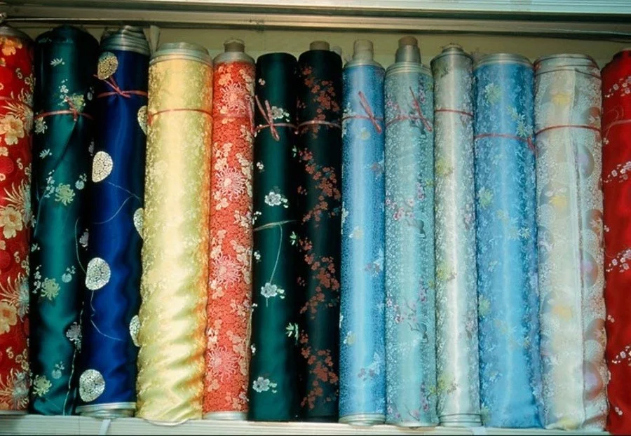 Những tuyệt tác lụa này được tạo ra bởi những đôi tay khéo léo của những nghệ nhân tài ba