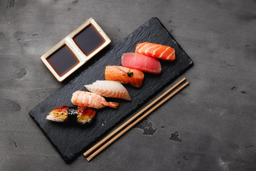 Mỗi miếng sushi vừa được tạo ra sẽ được đặt ngay ngắn trước mặt bạn, còn nóng hổi và thơm lừng