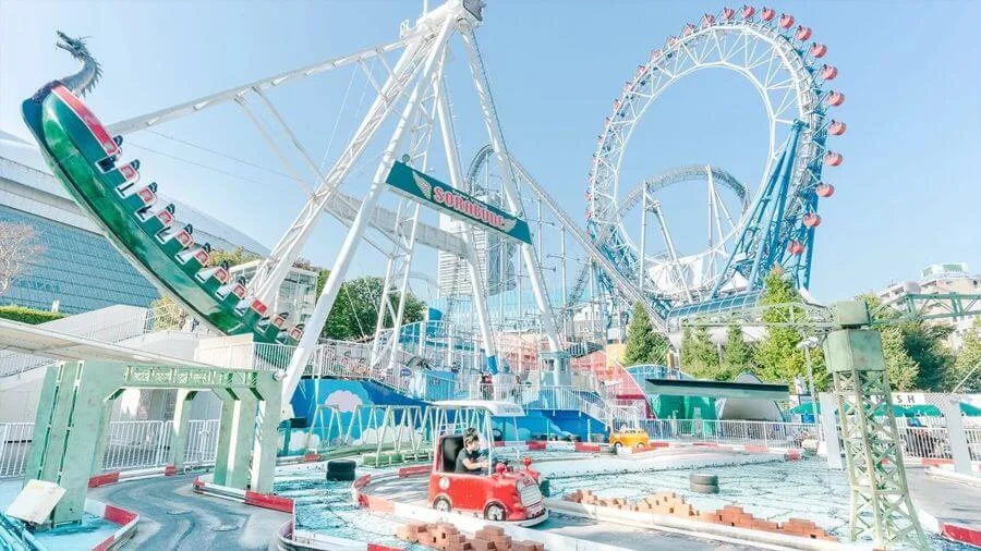 Trung tâm của Tokyo Dome City chính là khu vui chơi giải trí với hơn 20 trò chơi đa dạng, phù hợp với nhiều độ tuổi khác nhau