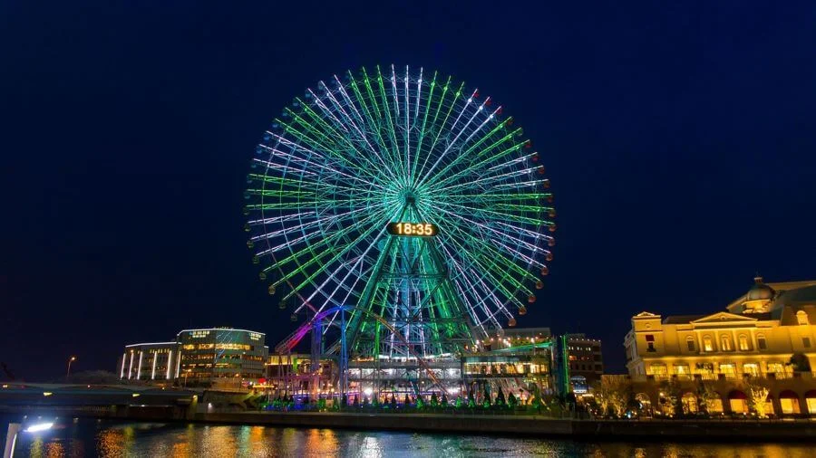 Vòng đu quay Cosmo Clock 21 lung linh và rực rỡ hơn trong ánh đèn đêm, tạo nên một khung cảnh lãng mạn và đáng nhớ