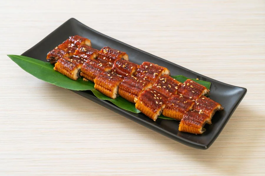 Lươn nướng Unagi được chế biến từ những con lươn tươi ngon nhất, trải qua quá trình tẩm ướp gia vị cầu kỳ và nướng trên than hồng