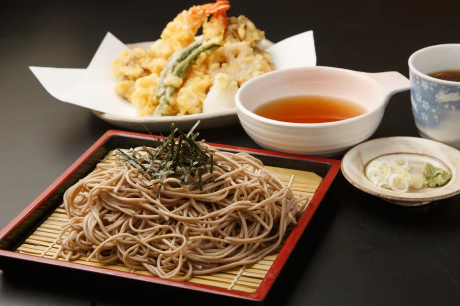 Nhắc đến món ăn mùa hè Nhật Bản, không thể bỏ qua món mì Zaru-Soba thanh mát và tinh tế