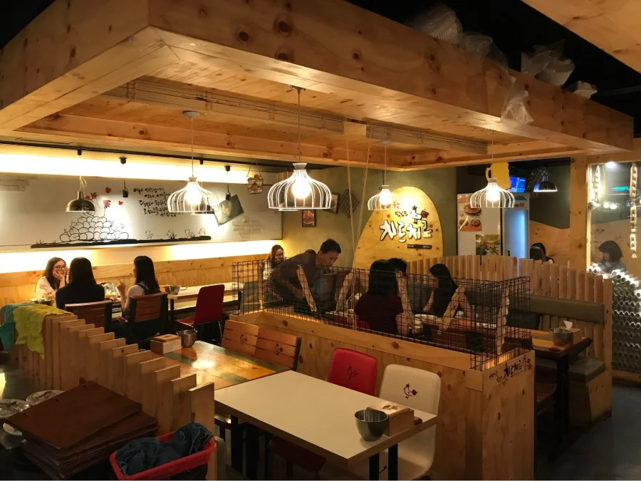 Kyochon Chicken Dongdaemun 1 là một trong những chi nhánh nổi tiếng nhất của chuỗi gà rán Kyochon được yêu thích tại Hàn