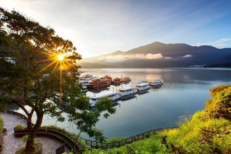 Nằm thơ mộng giữa hòn đảo xinh đẹp Đài Loan, Hồ Nhật Nguyệt tựa như một viên ngọc bích ẩn mình giữa chốn núi rừng hùng vĩ