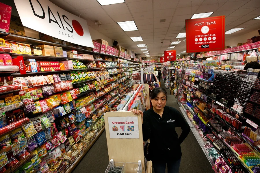 Mua sắm tại cửa hàng Daiso sầm uất