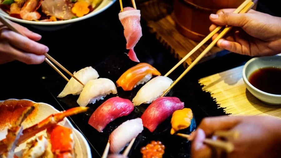 Đến Osaka, bạn sẽ được khám phá một thế giới ẩm thực đa dạng và phong phú với những món ăn mang đậm hương vị địa phương