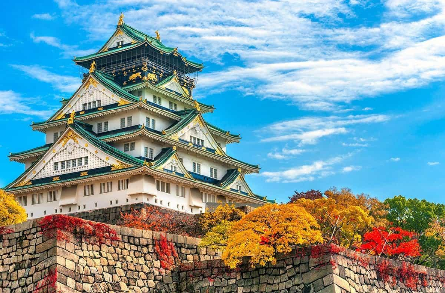 Mùa thu, khoảng tháng 9 và 10, Osaka lại khoác lên mình một tấm áo mới với những hàng cây phong lá đỏ rực rỡ