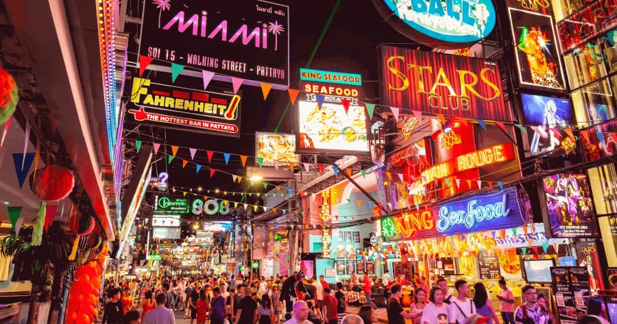 Phố đi bộ Pattaya là điểm đến không thể bỏ qua cho những tín đồ mua sắm và trải nghiệm cuộc sống về đêm sôi động