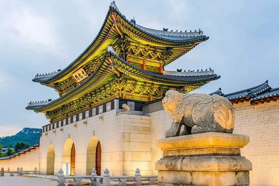 Đến đây, bạn không chỉ được chiêm ngưỡng vẻ đẹp kiến trúc độc đáo mà còn có cơ hội tìm hiểu về lịch sử và văn hóa Hàn Quốc