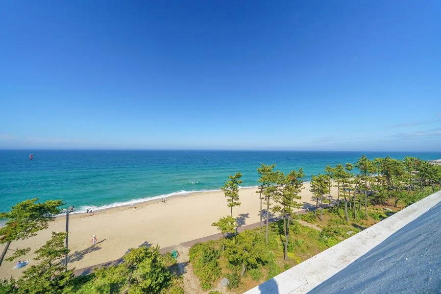Nằm thơ mộng bên bờ biển phía Đông Hàn Quốc, Gyeongpo ẩn mình trong khung cảnh thiên nhiên hùng vĩ, mang đến cho du khách một bức tranh mùa hè rực rỡ và đầy sức sống