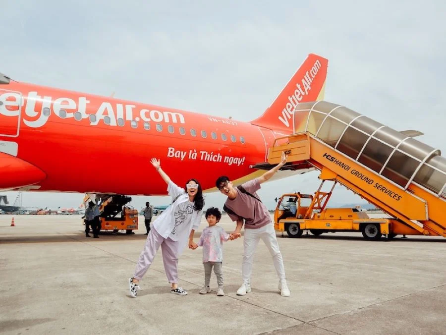 Khi đưa trẻ đi du lịch hè cùng gia đình, cha mẹ có thể lựa chọn di chuyển bằng máy bay, tàu hỏa hay ô tô,... 