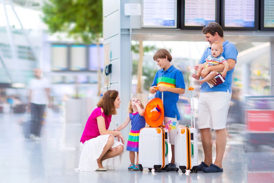 Đảm bảo sức khỏe cho bé cũng là một lưu ý quan trọng cha mẹ cần lưu ý khi đưa trẻ đi du lịch hè
