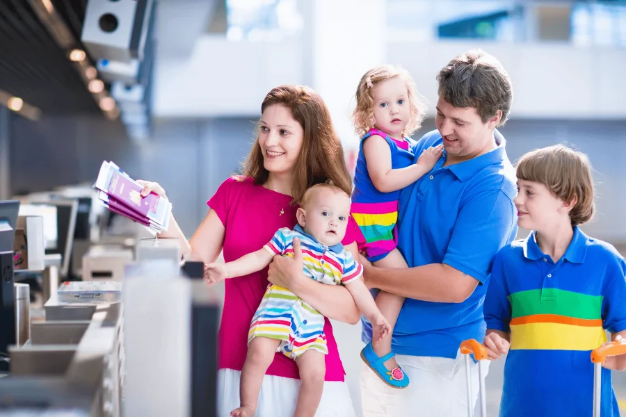 Cha mẹ nhớ chuẩn bị giấy khai sinh, hộ chiếu,... để thuận tiện cho việc làm thủ tục khi đi du lịch nước ngoài 