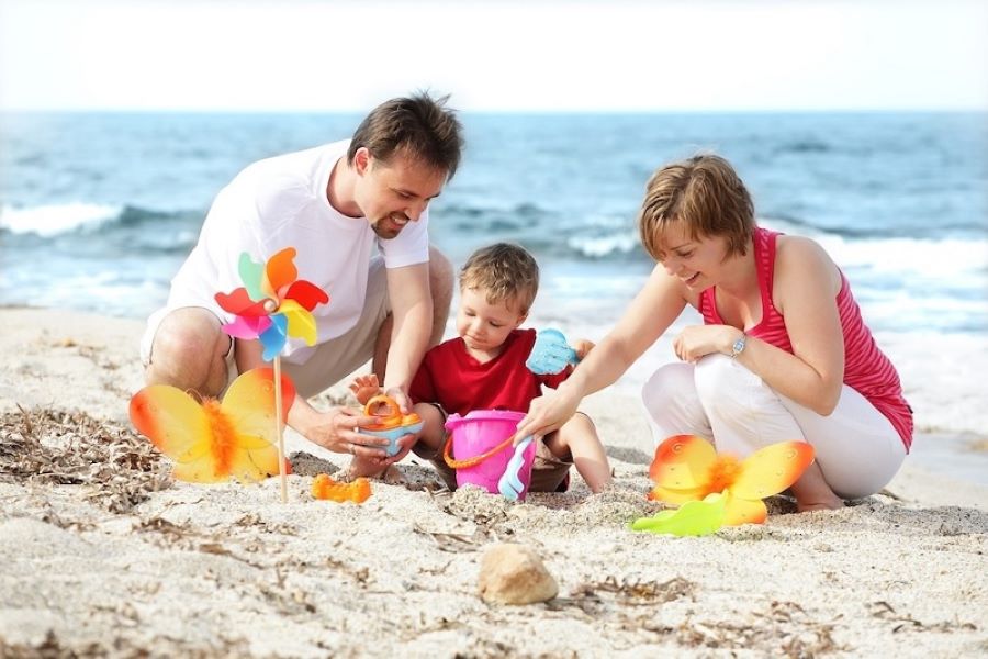 Cha mẹ cần lưu ý đảm bảo an toàn cho bé khi đưa trẻ đi du lịch hè ở vùng biển
