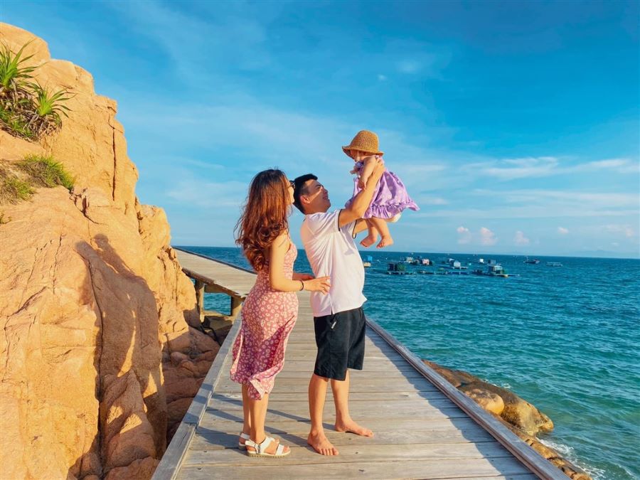 Bãi biển là thiên đường vui chơi lý tưởng cho các bé trong mùa hè nóng bức
