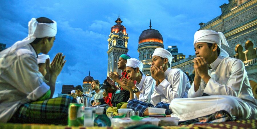 Du khách hạn chế ăn uống trước mặt người Hồi giáo để thể hiện sự tôn trọng trong tháng lễ Ramadan