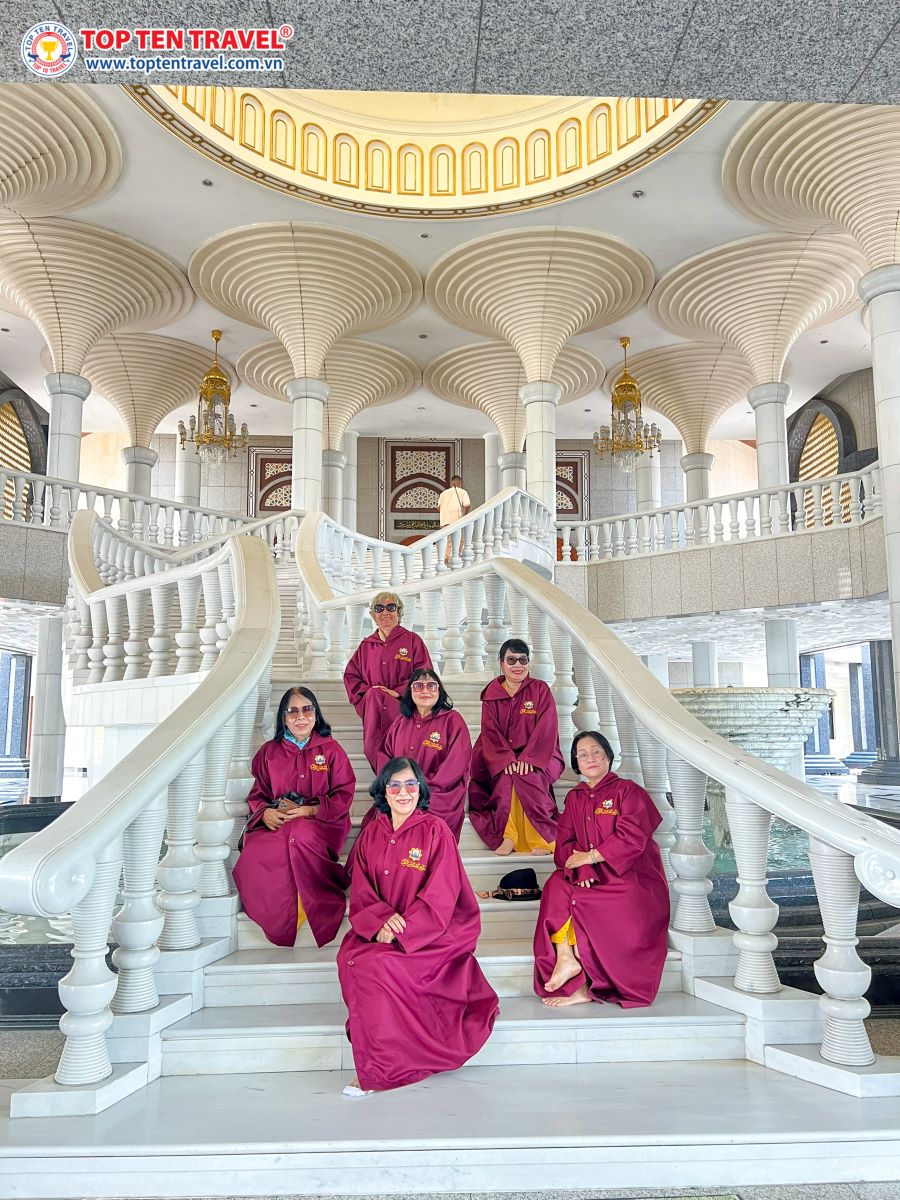 Du khách khi đi tour du lịch Brunei cần lựa chọn những bộ trang phục lịch sự và kín đáo