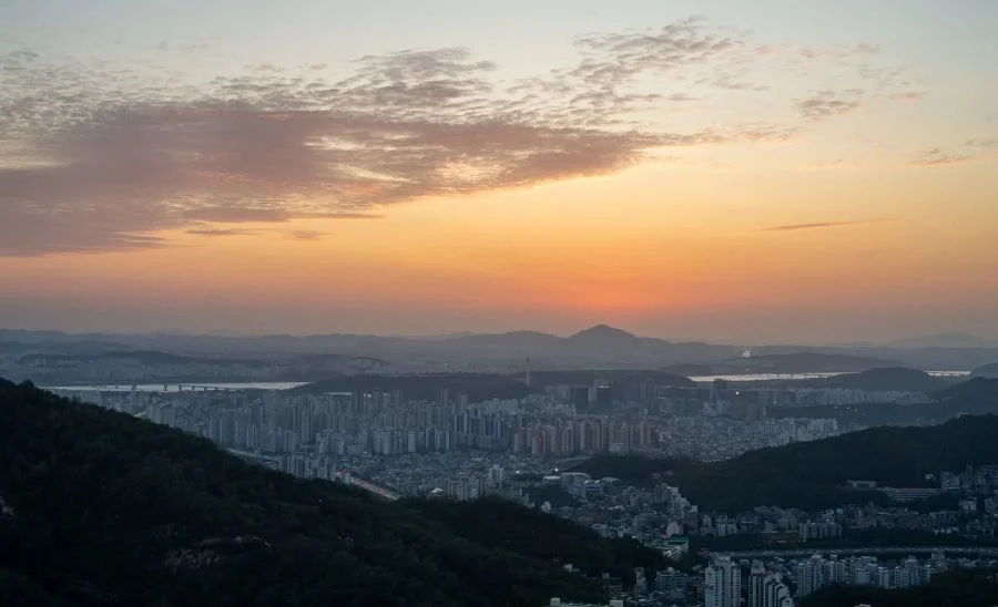 Nằm giữa lòng thủ đô Seoul sôi động, Núi Naksan như một ốc đảo bình yên mang đến cho du khách những trải nghiệm tuyệt vời