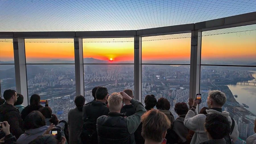Tại đây, bạn có thể phóng tầm mắt ra xa và chiêm ngưỡng khung cảnh Seoul lung linh huyền ảo khi hoàng hôn buông xuống
