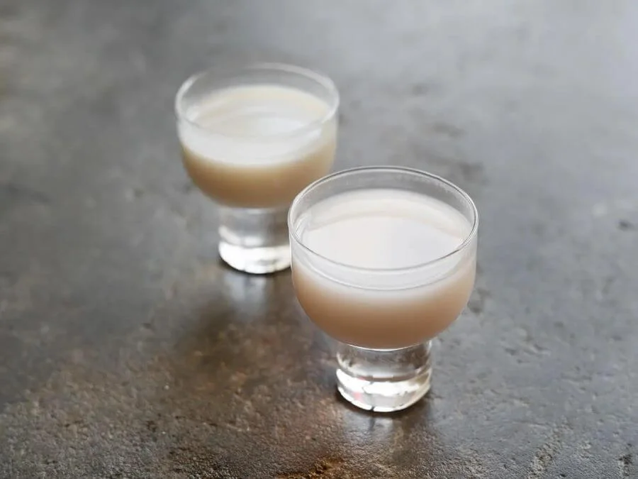 Makgeolli là một trong những loại rượu lâu đời nhất và phổ biến nhất tại xứ sở kim chi