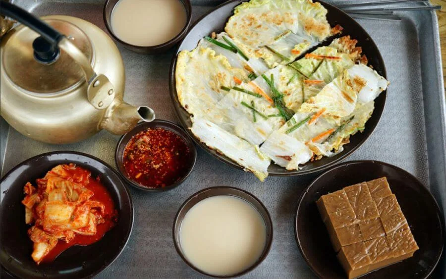 Với hương vị ngọt ngào, thanh mát và độ cồn nhẹ nhàng, Makgeolli đã chinh phục trái tim của du khách khắp nơi