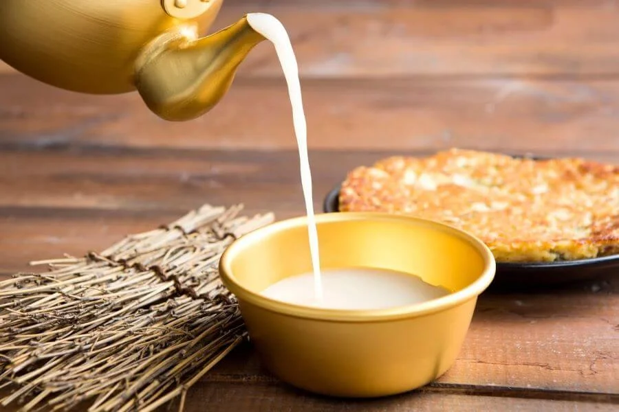 Với những giá trị truyền thống và hương vị độc đáo, Makgeolli là một trong những loại thức uống bạn nên thử khi đến Hàn Quốc