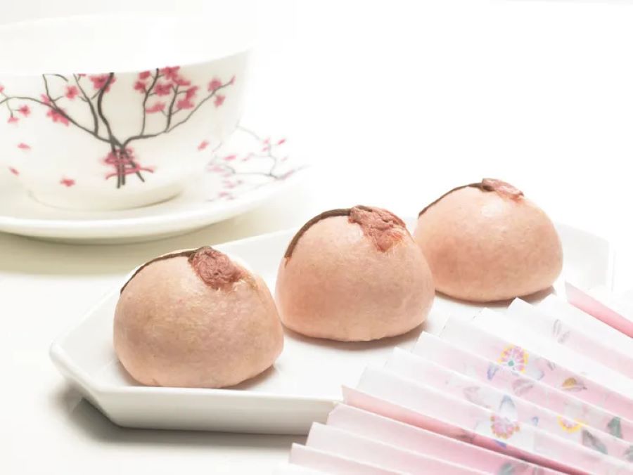 Bánh Manju được người Nhật khéo léo đặt lên một bông hoa anh đào nho nhỏ để trang trí
