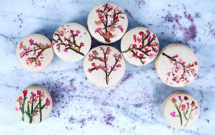 Những chiếc bánh Macaron nhỏ xinh được trang trí thêm với hoa anh đào ngâm muối