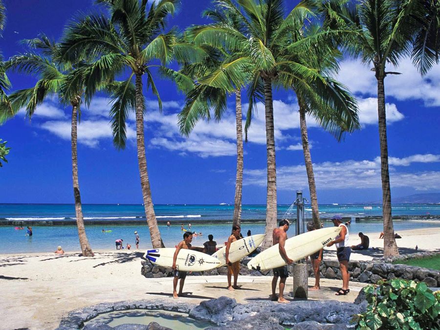 Các hoạt động lướt ván thu hút nhiều du khách đến với Hawaii